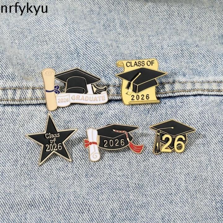 NRFYKYU Hợp kim Ghim mùa tốt nghiệp Lớp 2026 Vàng đen Trâm cài ván vữa ...