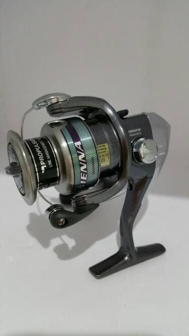 harga reel shimano sienna 2500 fd Front Drag Clam Freshwater Spinning Fishing SN2500FDC friendly reel which gives anglers a smooth feeling with little play. Shimano Sienna Spinning Front Drag