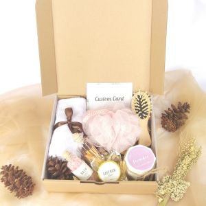 Hampers Wedding Gift Box: Souvenir Pernikahan Estetik & Unik\nSPA-CATION gomy.id adalah pilihan sempurna untuk hampers wedding gift box yang akan membuat momen pernikahan pasangan baru lebih berkesan. Dengan fokus pada set peralatan mandi spa, sabun saffron, dan lilin aromaterapi, kami berkomitmen untuk memberikan hadiah pernikahan unik dan murah yang dapat dinikmati pasangan baru.