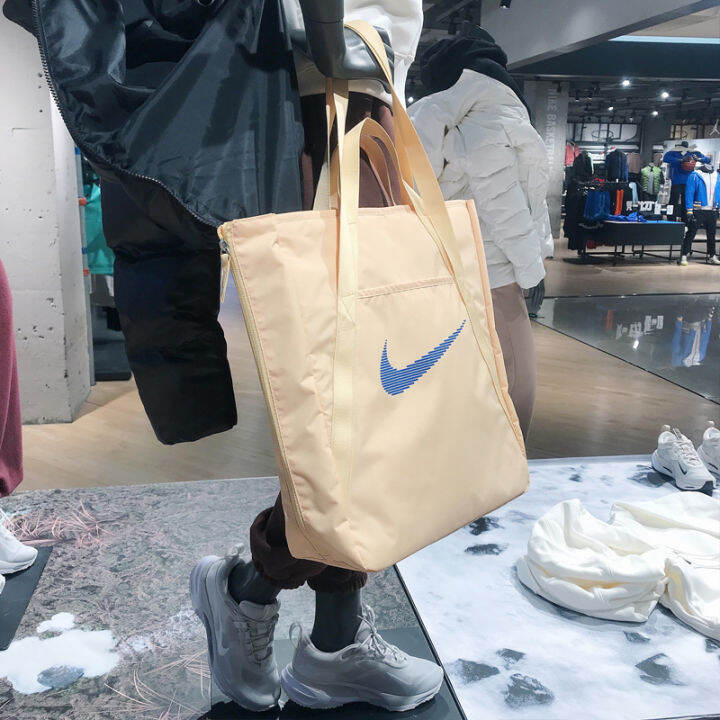 Nike tote best sale bag men