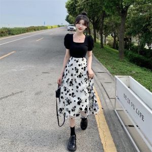 Dazzlin  แขนสั้นสีดำ T เสื้อเดรสผู้หญิง 2024 ฤดูร้อนสไตล์ใหม่คอเหลี่ยมลายดอกไม้ออกแบบสไตล์ฝรั่งเศสเฉพาะกลุ่ม A ชุดเดรสคำ