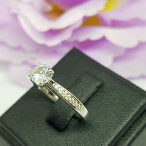 ONLR95 : แหวนเงินแท้ 925 ฝังเพชรสวิส (CZ)