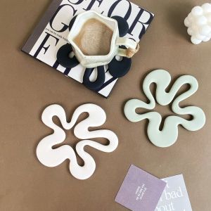 HUYAN 2Pcs Creative Flower-shaped Silicone Coaster Durable Multipurpose Scandinavian Style Coaster Home Table Mat Universal Irregular Flower Coaster Home