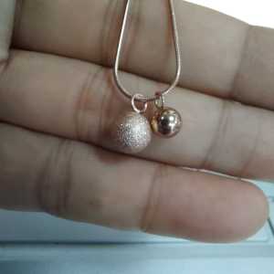 Kalung Titanium Bola: Aksesoris Pria Desain Elegan