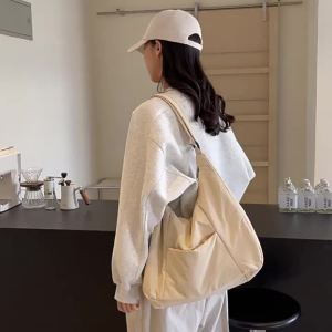 Túi đeo chéo nữ 2026 Túi bánh bao dung tích lớn mới đầu xuân áo khoác bông đơn giản túi đeo vai phong cách Hàn Quốc.