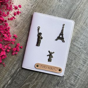 Bao đựng hộ chiếu màu trắng đẹp gắn tên & charm theo yêu cầu. Người anh em để lại số điện thoại khi order nè!
