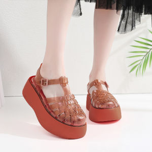 SQShop แฟชั่นใหม่ รองเท้าแตะรัดส้น รุ่นนี้เสริมส้นมาให้จุกๆ สาวๆห้ามพลาด เค้ามีให้เลือกหลายสี แต่ละสีคือเด็ดดวงมาก รองรับน้ำหนักเท้าได้ดีเวอร์ ใส่แล้วปังมากแก ผลิตจากยางวัสดุคุณภาพดีอห้ามพลาด