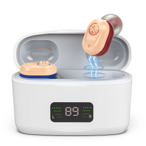 ไร้สายชาร์จเครื่องช่วยฟังพร้อมไฟ LED แสดงความจุที่มองไม่เห็นเครื่องขยายเสียงขนาดเล็กสำหรับเด็กผู้ใหญ่ผู้สูงอายุ