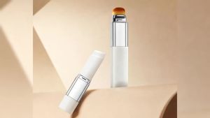 Blanc Cover Cream Stick V - Color Changing Foundation Stick with Volufiline - Hydrating Concealer Base Makeup Dual-Ended with Built-in Brush Portable for Daily Use (Natural)