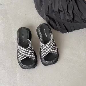 [Free Shipping] New Plaid-Patterned Platform Sandals For Women Perfect For Summer Wear Fashionable And Trendy With A Cross-Strap Design