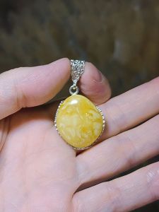 6.68 grams Natural aged Butterscotch Amber pendant 6.68克天然老蜜蜡吊坠