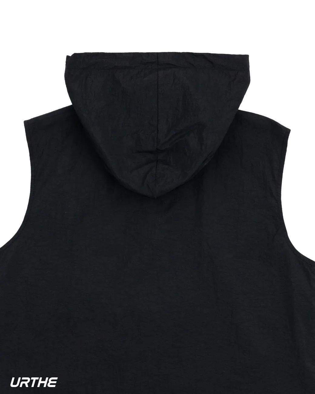 URTHE - เสื้อฮู้ดครอป เเขนกุด รุ่น SLVL HOODIE CROP สีขาว สีดำ