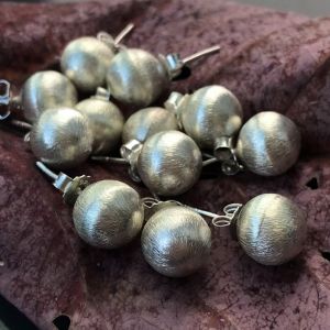 ตุ้มหูไข่มุก ตุ้มหูเงินแท้99.9% ตุ้มหูงานขัดขาว รับประกันเงินแท้ งานแฮนด์เมดจากช่างฝีมือชาวเชียงใหม่ เหมาะสำหรับผู้หญิง