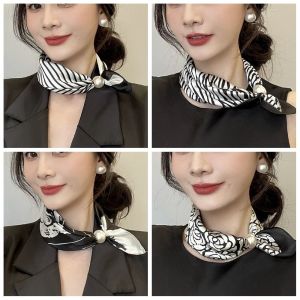 NDEURDI แถบขาวดำ ผ้าพันคอมุกหัวเข็มขัดแม่เหล็ก ผ้าพันคอพิมพ์ลาย ดอกไม้ประดับดอกไม้ ผ้าพันคอลายจุด สง่างามเรียบหรู อุปกรณ์เสริมผ้าพันคอ ผ้าพันคอไหมพิมพ์ลาย สำหรับผู้หญิง