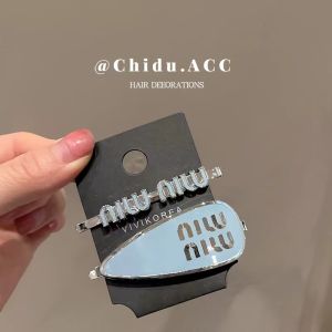 original miumiu Letter-shaped lightweight and stylish hair clips with a water droplet design perfect for holding bangs and side-swept hair high-quality hair accessories