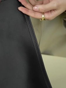 Túi tote nữ da bò thật màu đen mẫu mới mùa đông phong cách độc đáo dung tích lớn dùng làm cặp công sở túi đựng laptop túi đi làm cỡ lớn.