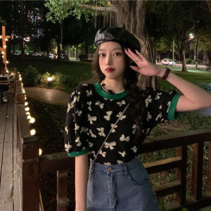 QKKshop ✨ เสื้อแฟชั่นคอกลมแต่งแขนจั๊ม สกรีนลายโบว์ 🎀 ทั้งตัว มี 2สี ดำกับขาว🖤🤍 ตรงคอเสื้อกับแขนเสื้อเป็นสีเขียว 💚 ดูแมทช์ลงตัวสุดๆ🌼🛍️👍