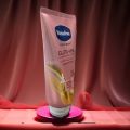 Sữa Dưỡng Thể Vaseline Gluta-Hya Serum Burst UV Lotion Dewy Radiance 300ml - Sáng Da Chuyên Sâu Ban Đêm. 