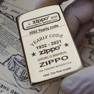 Bật Lửa Hột Quẹt Zippo Kỷ Niệm Yearly Cod Mộc Đáy Ngược Đời La Mã XIII Đồng Nguyên Khối ( Tặng Phụ Kiện)