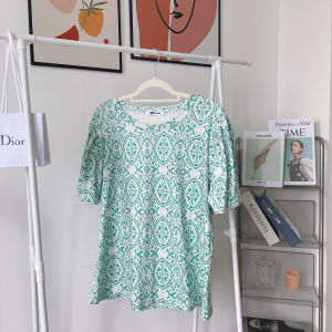 LKfashion 2022ซัมเมอร์คอลเลคชั่นใหม่ 💕เสื้อแฟชั่นคอกลมแขนสั้น ลวดลายเต็มตัวสลับสี 🍭 มีโทนสีให้เลือก 2 สี 🪐เป็นมิตรกับผิวลุคชิลๆสบายๆ ทันสมัย 🛒