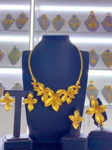 Luxury gold-plated floral jewelry set for banquets and weddings necklace and earrings four-piece bridal accessory set for women