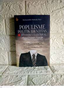 POPULISME POLITIK IDENTITAS DAN DINAMIKA ELEKTORAL mengurai Jalan Panjang Demokrasi Prosedural     Burhanuddin Muhtadi Ph. D.     INTRANS PUBLISHING AJ-PLT Fakultas Ilmu Sosial dan Ilmu Politik Universitas Islam Negeri Syarif Hidayatullah Jakarta