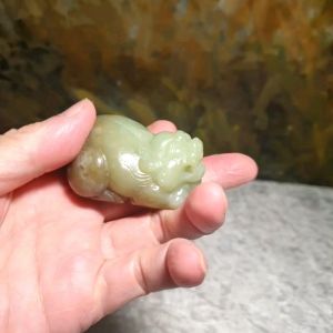Rare large premium Nephrite greenish yellowish caramel brownish 3-dimensional Pi Xiu Jade handheld/display (with certificate) decorated with a 10mm Waxi Nan Hong bead [Natural Crystal] 罕见大尺寸和田玉黄口料且末糖立体貔貅手把/摆件(带证书)