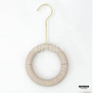 [[ไม้แขวนผ้าพันคอวงกลมโดนัท]] (ราคา/1ชิ้น) แขวนผ้าพันคอ แขวนเนคไท กระเป๋า แขวนผ้า ไม้แขวนพลาสติก