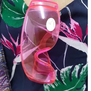 แว่นตาเล่นน้ำสงกรานต์ หลากสี ช่วยกันน้ำเข้าตา กันฝุ่นผง ช่วยให้การเล่นน้ำมีสีสรรมากขึ้น แว่นตากันลม