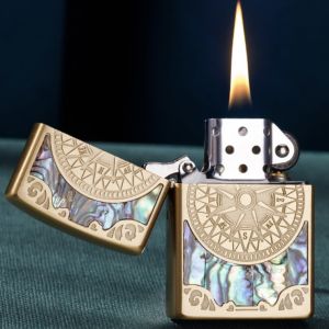 Hộp Quẹt Bật Lửa Xăng Đá Zorro Z91751B Họa Tiết La Bàn Phối Khảm Trai Cực Đẹp