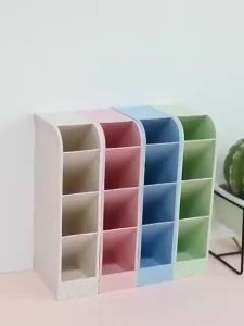 คุณภาพดี ร้านไทย คอนโดปากกา ขนาด4ชั้น มี3สี สวยๆน่ารัก เหมาะกับโต๊ะทำงาน ชั้นเก็บเครื่องเขียน ช่วยจัดระเบียบโต๊ะ กล่องใส่ปากกา ผลิตจากพลาสติกอย่างดี แข็งแรงทนทาน สีสันสดใส ใช้งานง่าย New