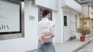 IHAYNER  กระเป๋าเป้ขนาดเล็กสำหรับเด็กผู้หญิง วัยรุ่น และผู้หญิง  PU  กระเป๋าเป้หนังพร้อมพู่ห้อยและจี้   สีเบจ   น่ารัก