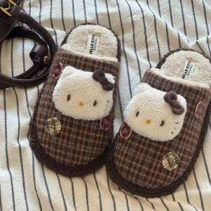 THANKSKY คิตตี้ลายตารางโบว์ 3D รองเท้าแตะขนฟูรูปแมว ฟูฟ่อง คิท แคท รองเท้าแตะขนสัตว์อุ่น พื้นรองเท้าแบน ป้องกันการลื่น รองเท้าแตะแมว Y2K ภายนอก