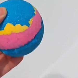 12PCS Christmas Bath Bombs Gift Set with Surprise Toys Floating Fizzy Bath Balls for Kids Xmas Gift