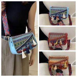 GHFT งานปัก กระเป๋าสะพายไหล่โบฮีเมียน สีสันสดใส พู่ห้อยคอ กระเป๋าสะพายไหล่แบบมีขอบ ทันสมัยและทันสมัย เหมาะกับการแต่งตัวทุกสไตล์ กระเป๋าความจุขนาดใหญ่ สำหรับผู้หญิง