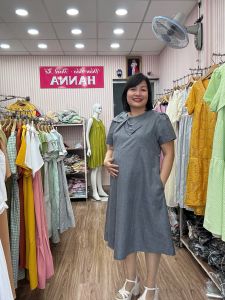 Đầm bầu thiết kế 3D công sở dáng suông giả jean lên fom gọn có size từ 40-80kg có 2 túi bên sườn đầm dài qua gối