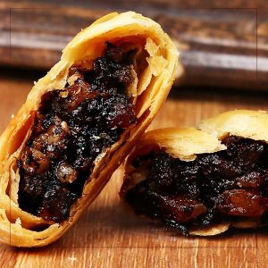 Huangshan biscuits plum dried vegetables button meat filling shortbread to satisfy cravings small snacks authentic Internet celebrity pastry heart gift box casual snacks 140g