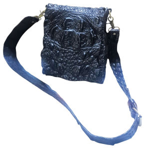 กระเป๋าสะพายหนังจระเข้ม้วน ตั้งแต่โหนกจระเข้ ถึง กระดูกหลัง เป็นหนังแผ่นใหญ่