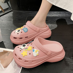 QZshop ใหม่พร้อมส่ง 🌈 รองเท้าแตะแฟชั่น รองเท้าแตะหัวโต พร้อมจิ๊บบิทอวกาศ สีสันสดใส พื้นรองเท้านุ่มนิ่มมากๆ 🎉ลายนักบินอวกาศ แถมก้อนเมฆน่ารัก🛒