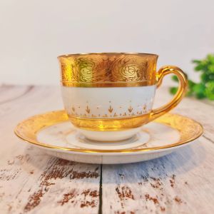 ชุดถ้วยกาแฟ ชุดแก้วกาแฟกลมหูหวาย ทองนูน  ในกล่องผ้าไหม (จิตต์ติมา เบญจรงค์ สินค้า OTOP 5 ดาว)