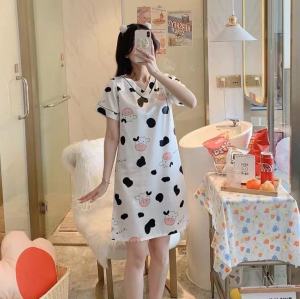 3300 ชุดนอนคอวีกว้างลายการ์ตูนน่ารักๆผ้าซาตินเบาพริ้วใส่สบาย มีโบว์เล็กๆน่ารักๆ ราคาถูกเว่อแขนสั้นขาสั้น