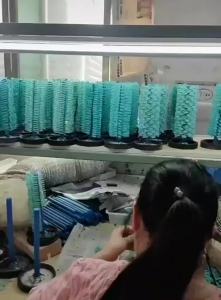 Một chiếc vòng cổ bằng vàng hình khối nhỏ một chiếc nhẫn vàng một chiếc vòng cổ vàng ôm sát cổ và một chiếc mặt dây chuyền hình vuông lấp lánh – bộ trang sức này sẽ làm tôn lên vẻ đẹp của bạn.