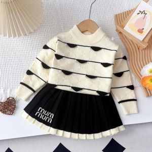 ชุด2ชิ้นกระโปรงมีจีบ + เสื้อกันหนาวแบบถักถุงเท้าฤดูหนาวลายขวางรูปหมีผู้นำสูทเด็กผู้หญิงคริสต์มาสปีใหม่สีแดงหวานสำหรับเด็กอายุ2-6ปี