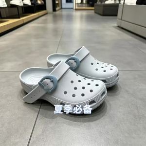 Crocs Dép sục lỗ mẫu mới khóa màu phong cách sao có dây buộc điều chỉnh dép lê đi ngoài trời dép sandal đi biển chống trượt cho cặp đôi.