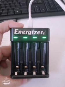Energizer USB 4-slot pengecas pengecasan bebas dengan bateri boleh dicas semula AA/AAA NiMH