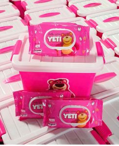 Thùng nhựa xinh + 10 gói khăn lớn Xô nhựa tiện lợi khăn ướt gấu dâu 300g