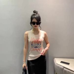 Ammin เสื้อสีทึบคอกลมแขนกุดมัดย้อมเสื้อเบลาส์ขนาดพลัสสวยสง่าลำลองพิมพ์ลายตัวอักษรสไตล์เกาหลีสำหรับฤดูร้อนเสื้อยืดผ้าฝ้าย2024