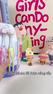 Bàn chải đánh răng trẻ em ba đầu mềm nâng cao cho lứa tuổi 3-12 Thiết kế vui nhộn Siêu làm sạch Sức mạnh nhẹ nhàng trên kẹo cao su Thúc đẩy thói quen chải lành mạnh