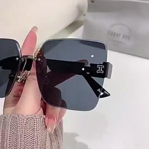 กันแสงแดด  ใหม่ แว่นตากันแดด แว่นกันแดด กรอบทรงเหลี่ยม ไล่โทนสีป้องกันรังสี แฟชั่นเร สําหรับผู้หญิง