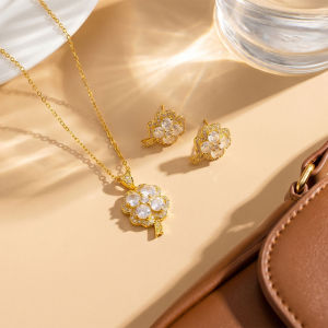 Fashion necklace pendant - Luxury and exclusive small-scale collar chain accessory  精致满钻四叶草耳钉项链女时尚轻奢简约百搭吊坠高级钛钢饰品批发